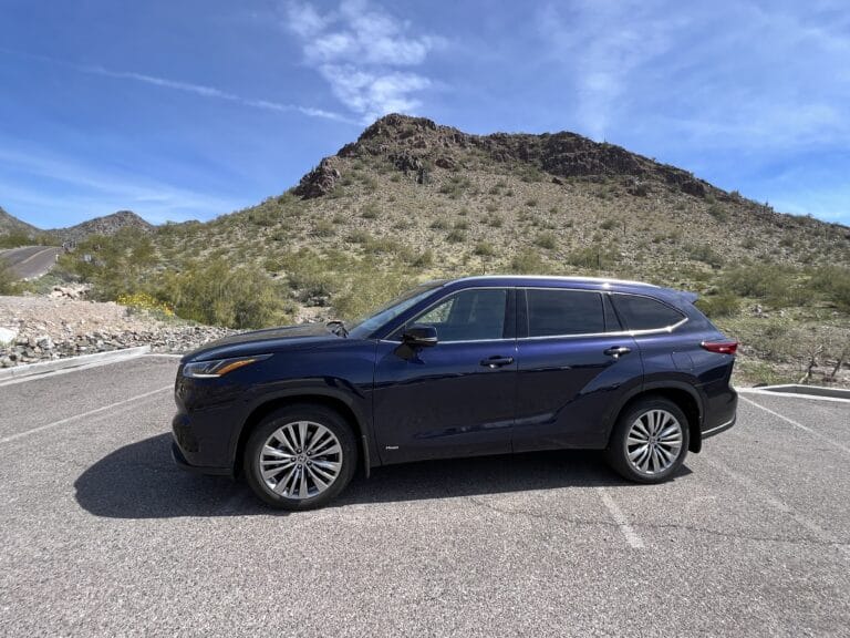 2023 Toyota Highlander Hybrid Platinum