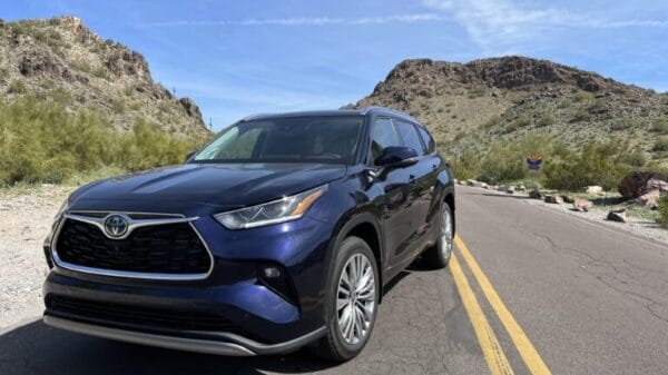 2023 Toyota Highlander Hybrid Platinum