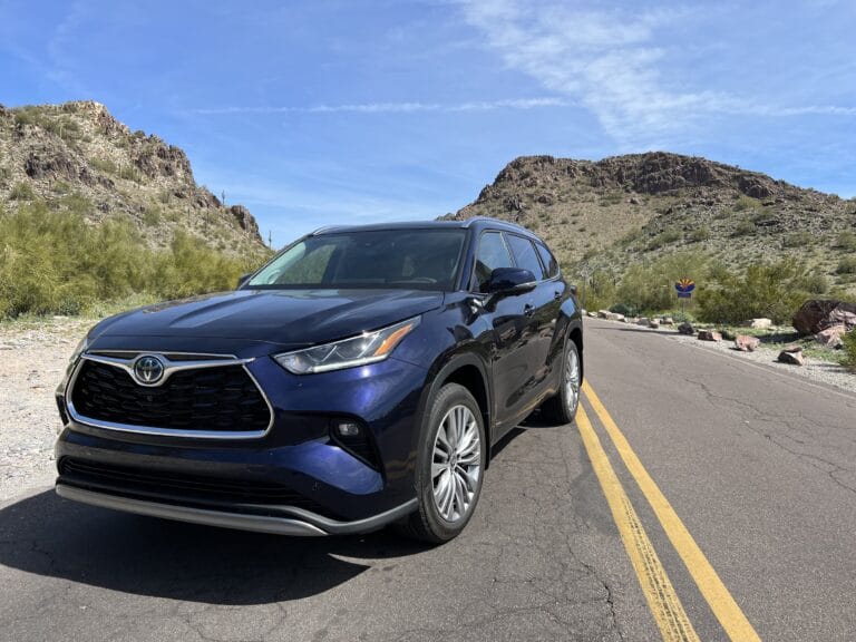 2023 Toyota Highlander Hybrid Platinum